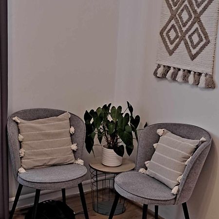Cozy Town Center Retreat Apartman Révkomárom Kültér fotó