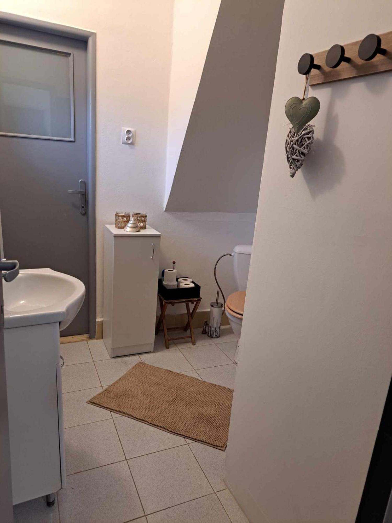 Cozy Town Center Retreat Apartman Révkomárom Kültér fotó